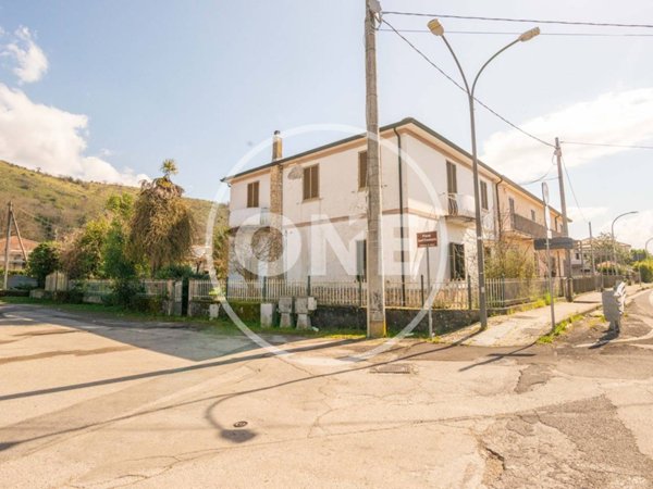 casa indipendente in vendita ad Arce in zona Fontanelle