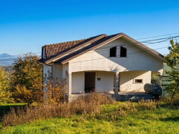casa indipendente in vendita ad Arce in zona Isoletta