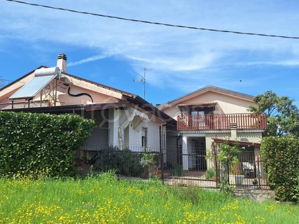 casa indipendente in vendita ad Arce in zona Portone