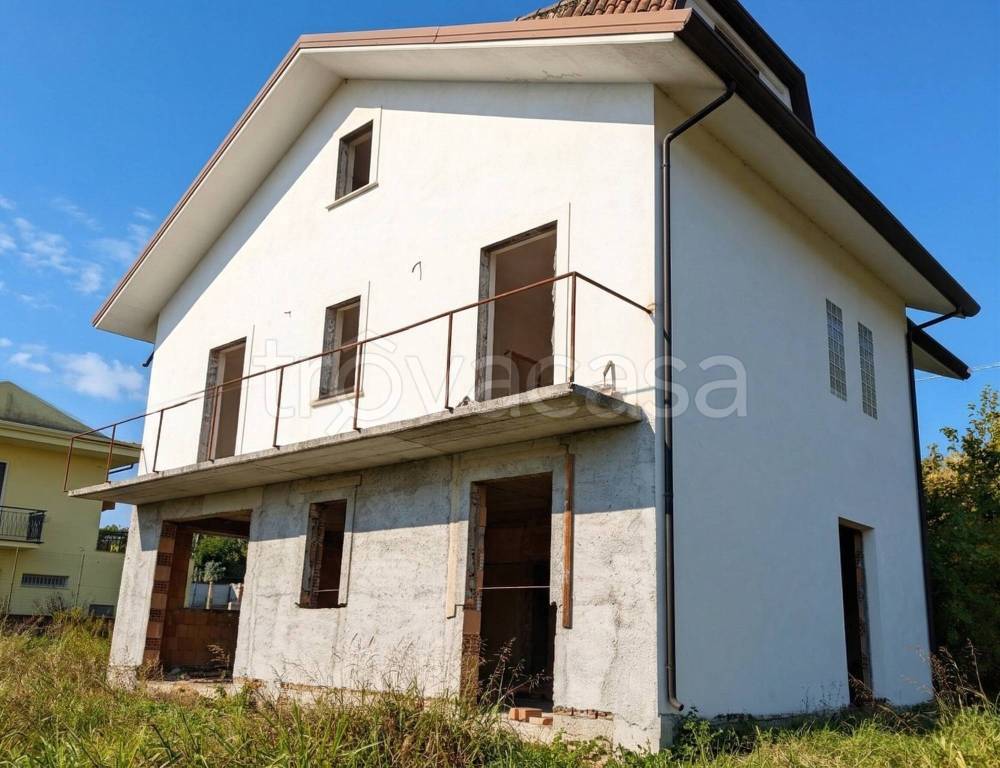 casa indipendente in vendita ad Arce in zona Isoletta