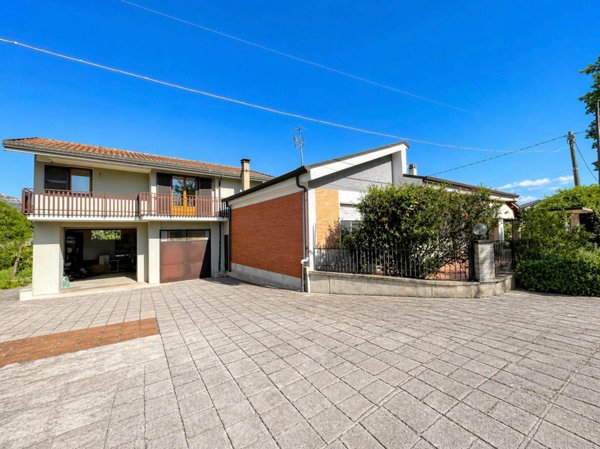 casa indipendente in vendita ad Arce in zona Portone