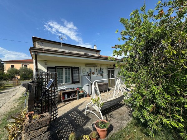 casa semindipendente in vendita ad Arce in zona Stazione di Arce