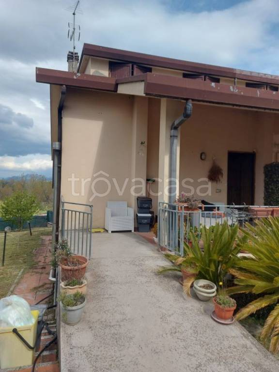 casa indipendente in vendita ad Arce in zona Puzzaca