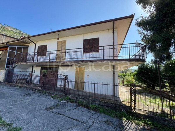 casa indipendente in vendita ad Arce in zona Collenoci