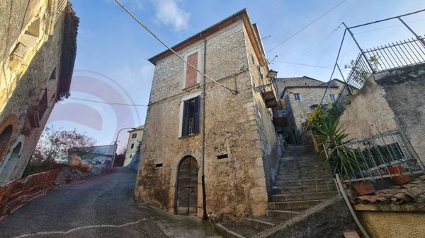casa indipendente in vendita ad Arce in zona Stazione di Arce