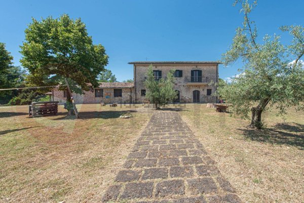casa indipendente in vendita ad Arce in zona Stazione di Arce