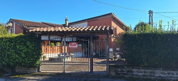 casa indipendente in vendita ad Arce in zona Isoletta