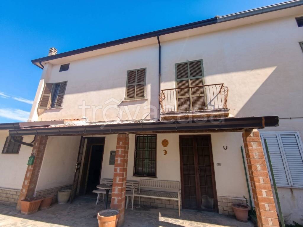 casa indipendente in vendita ad Arce in zona Collealto