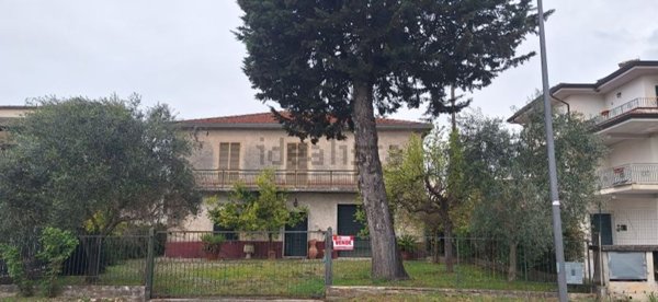 casa indipendente in vendita ad Arce in zona Stazione di Arce