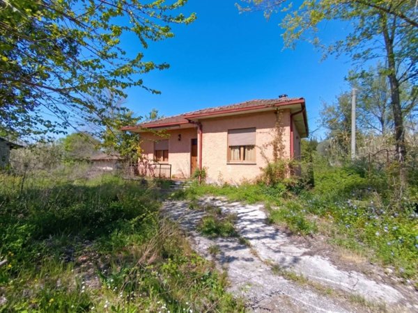 casa indipendente in vendita ad Arce in zona Collealto