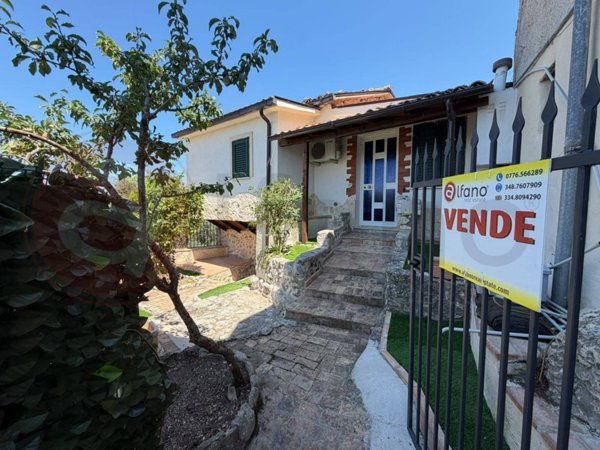 casa indipendente in vendita ad Arce in zona Collenoci