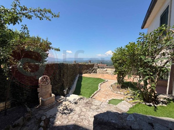 casa indipendente in vendita ad Arce in zona Collenoci