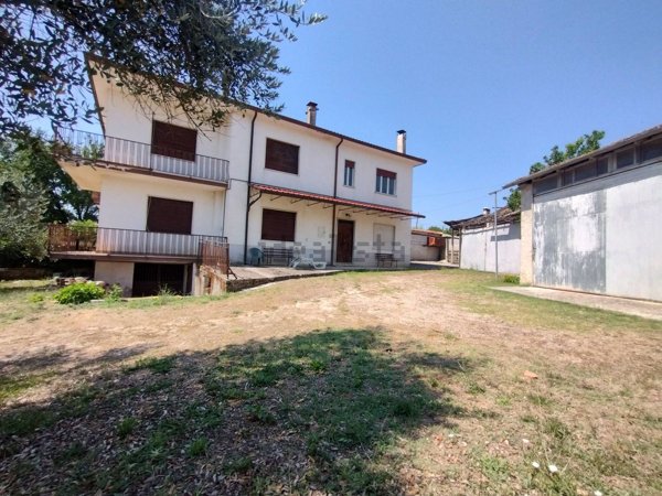 casa semindipendente in vendita ad Arce in zona Stazione di Arce