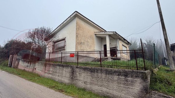casa indipendente in vendita ad Arce in zona Colleolivo