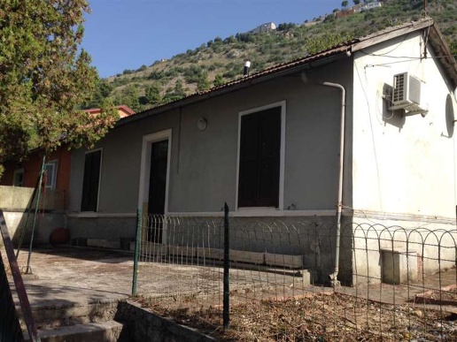 casa indipendente in vendita ad Arce in zona Stazione di Arce