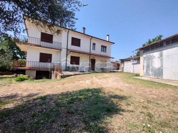 casa indipendente in vendita ad Arce in zona Stazione di Arce