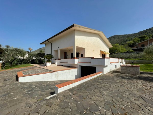 casa indipendente in vendita ad Arce in zona Stazione di Arce