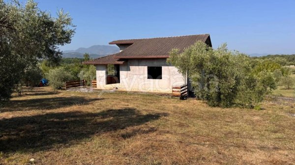 casa indipendente in vendita ad Arce in zona Collealto