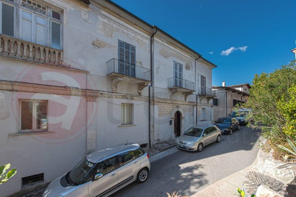 casa indipendente in vendita ad Arce in zona Collenoci