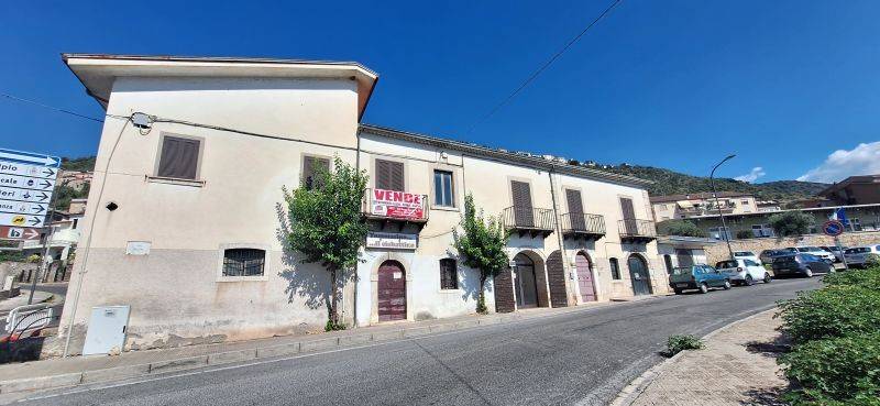 intera palazzina in vendita ad Arce in zona Collenoci
