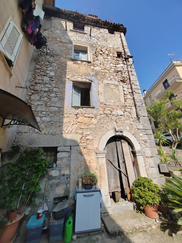 intera palazzina in vendita ad Arnara