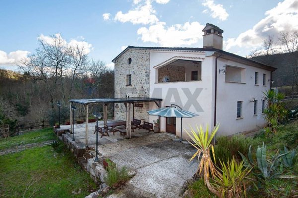 casa indipendente in vendita ad Arnara