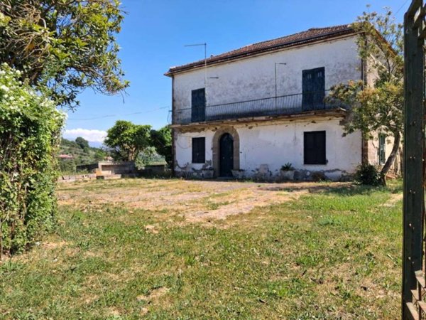 casa indipendente in vendita ad Arnara