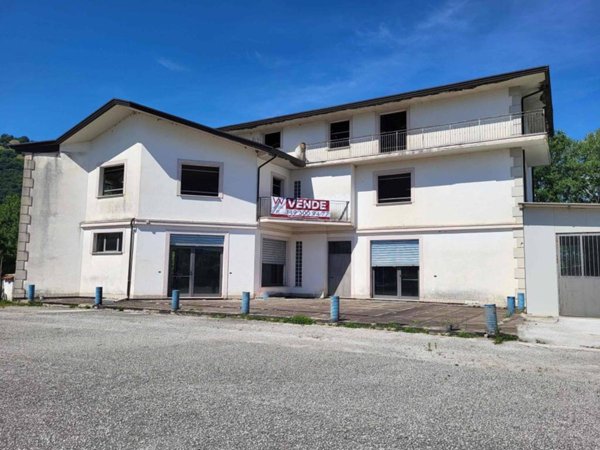 negozio in vendita ad Atina