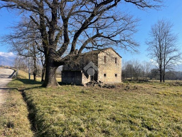 quadrivano in vendita ad Atina