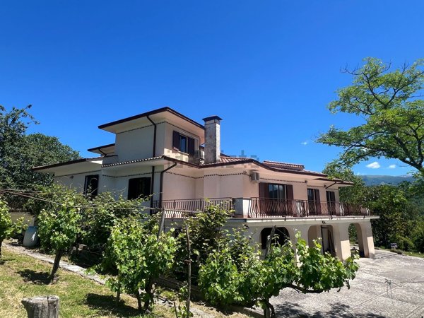 casa indipendente in vendita ad Atina in zona Colle Alto