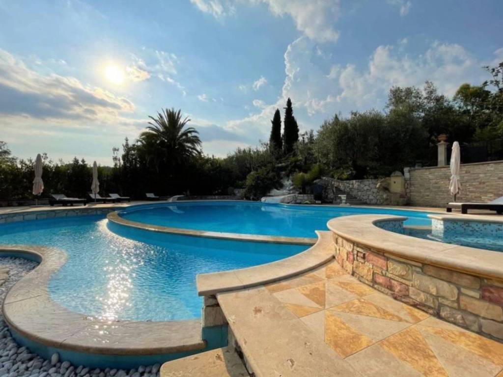 villa in vendita ad Atina