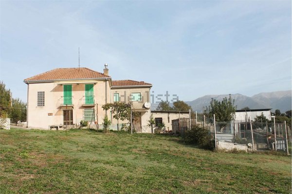 casa indipendente in vendita ad Atina in zona Colle Alto
