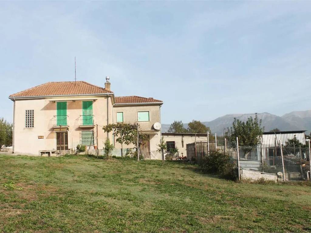 casa indipendente in vendita ad Atina in zona Colle Alto