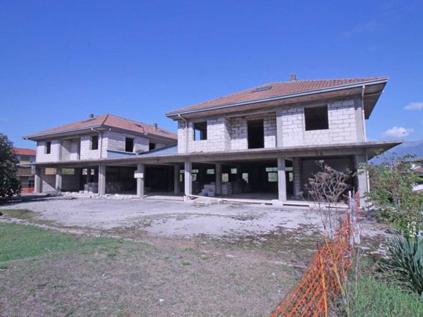 intera palazzina in vendita ad Atina in zona Sabina