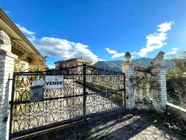 villa in vendita ad Atina