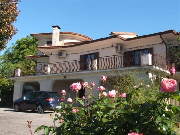casa indipendente in vendita ad Atina in zona Colle Alto