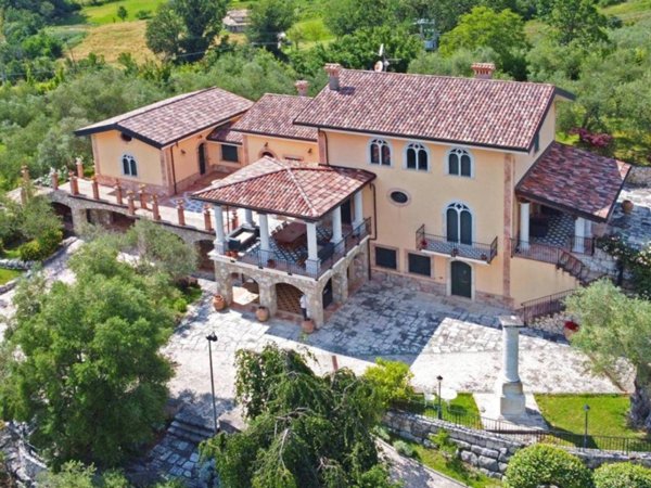 villa in vendita ad Atina