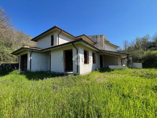 esavano in vendita ad Atina in zona Rosanisco