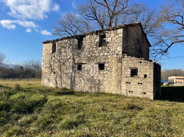 quadrivano in vendita ad Atina