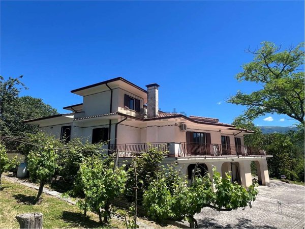 casa indipendente in vendita ad Atina in zona Colle Alto