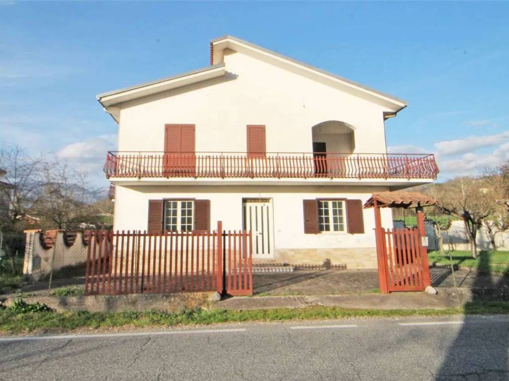 casa indipendente in vendita ad Atina in zona Ponte Melfa