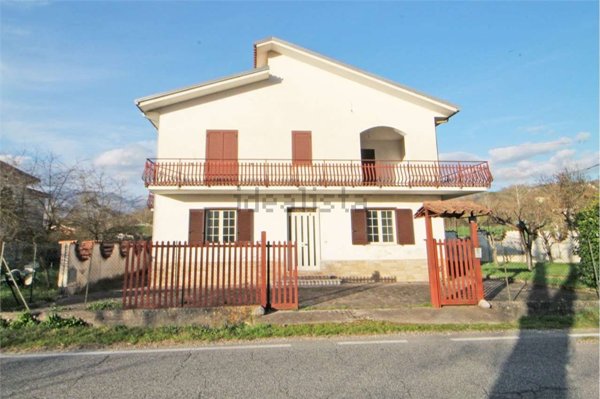casa indipendente in vendita ad Atina in zona Ponte Melfa