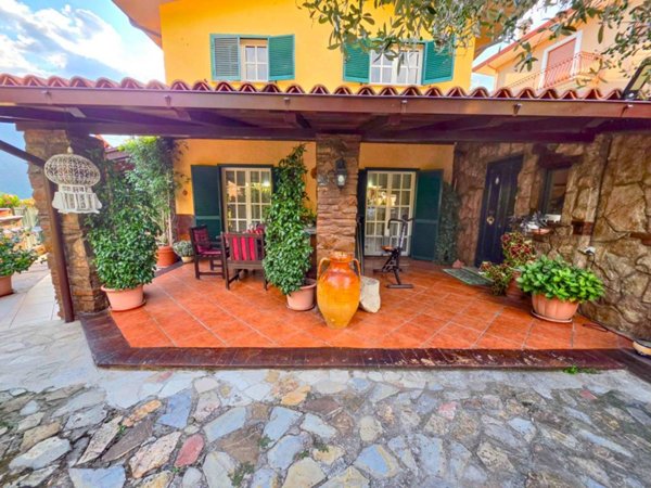 casa indipendente in vendita ad Atina in zona Colle Melfa