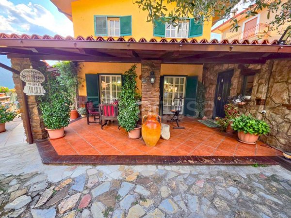 casa indipendente in vendita ad Atina in zona Colle Melfa