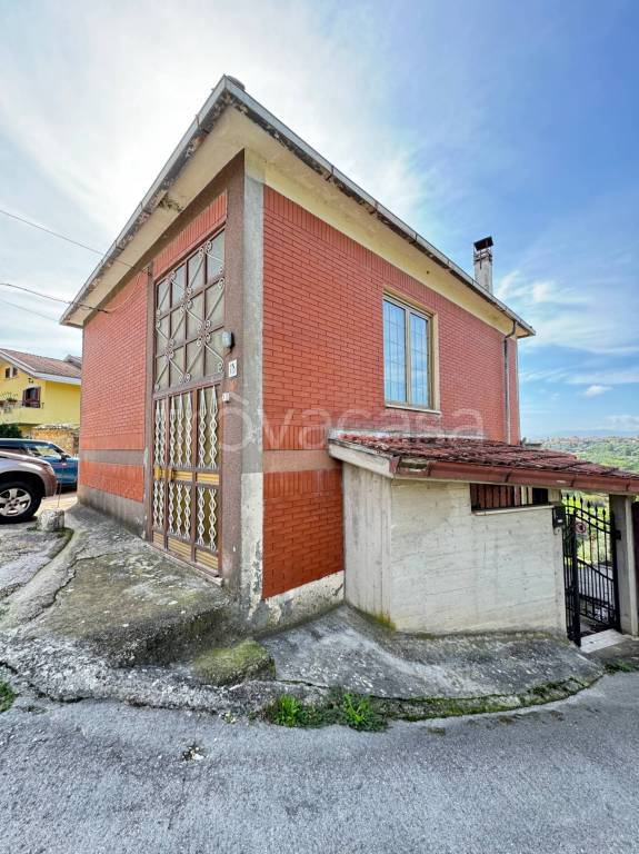 casa indipendente in vendita a Boville Ernica in zona San Lucio