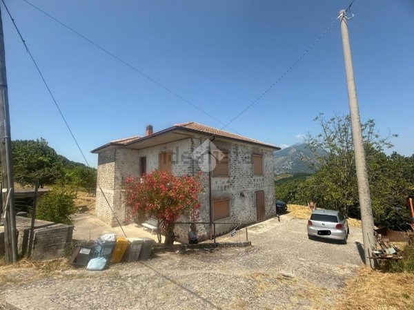 casa indipendente in vendita a Broccostella