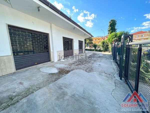 locale commerciale in vendita a Broccostella
