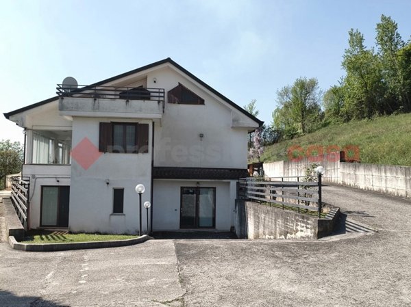casa indipendente in vendita a Broccostella in zona Ponte Tapino.