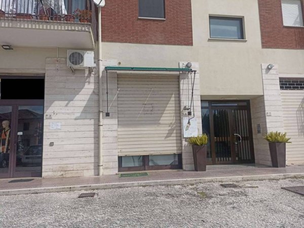 negozio in vendita a Broccostella in zona Ponte Tapino.