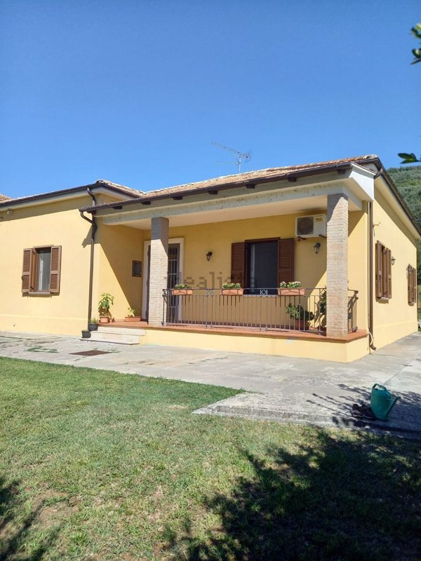 casa indipendente in vendita a Broccostella in zona Ponte Tapino.